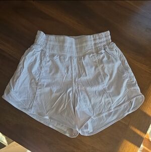 EUC Lululemon Hotty Hot Shorts Size 2, 4" Inseam